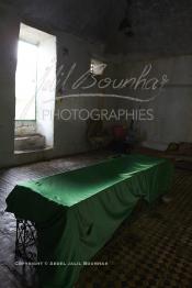 Image du Maroc Professionnelle de  Le tombeau couvert d'un tissu vert du saint Sidi Bousmara située à l'intérieur du sanctuaire de la koubba dans la Médina de Casablanca. C’est ici qu’affluent les membres de la famille d’un souffrant  avec leurs offrandes dans l’espoir d’une guérison. Le saint marabout est visité depuis longtemps par tous ceux qui sont atteint de la rage convergent vers ce lieu et plante un clou sur l’arbre, ou sur le mur dans l’attente d’un rétablissement. La légende raconte qu’un vieux pèlerin à la barbe blanche drapé de blanc frappa alors le sol avec son bâton et une source jaillit du sol. Il s’installe à Casablanca au milieu du cimetière et plante un caoutchouc qui devint rapidement gigantesque à Casablanca, Vendredi 3 Février 2017. (Photo / Abdeljalil Bounhar)